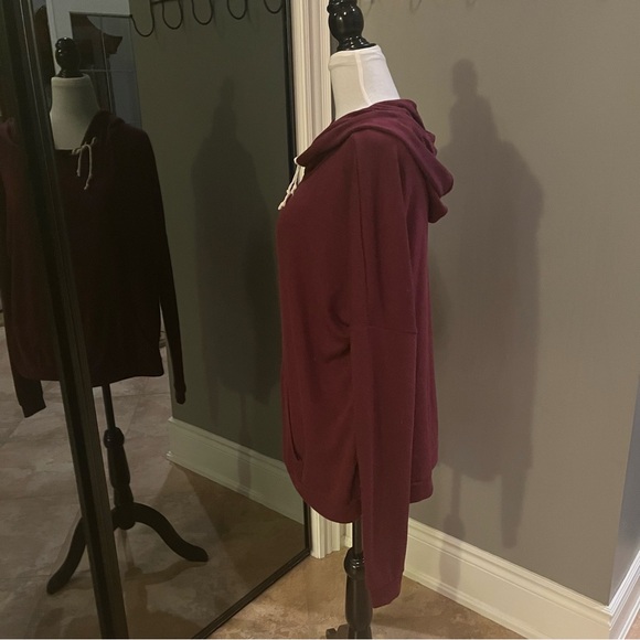 Brandy Melville~Lightweight Top with Hood-One Size~Burgundy - Picture 2 of 9